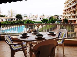 Bazén v ubytování LOS IRIS PLAYA DE GANDIA- Apartamento Familiar nebo v jeho okolí