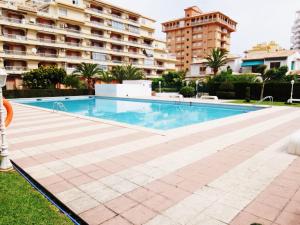 Bazén v ubytování LOS IRIS PLAYA DE GANDIA- Apartamento Familiar nebo v jeho okolí