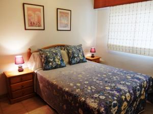 Postel nebo postele na pokoji v ubytování LOS IRIS PLAYA DE GANDIA- Apartamento Familiar