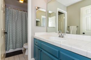 un baño con lavabo y espejo en Ocean View Steps to Beach M-C, en Oceanside 28 fotos más