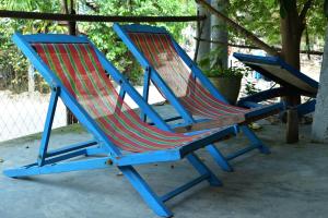 dos sillas azules sentadas una al lado de la otra en Hiep Tung homestay en Tân Hiệp