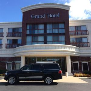 un camión negro estacionado frente a un gran hotel en Grand Hotel, en Sunnyvale