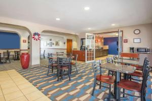 A restaurant or other place to eat at Microtel Inn and Suites By Wyndham Miami OK