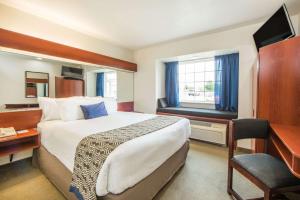 Ліжко або ліжка в номері Microtel Inn and Suites By Wyndham Miami OK
