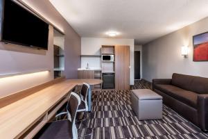 Zona d'estar a Microtel Inn & Suites by Wyndham Beaver Falls