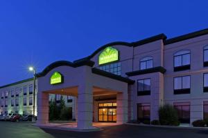 a hotel with a sign on the front of it at Wingate by Wyndham Erlanger - Florence - Cincinnati South in Erlanger