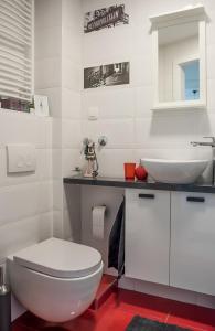Łazienka z białą toaletą i umywalką w obiekcie Drop (in) Apartment w Zagrzebiu +30 zdjęć