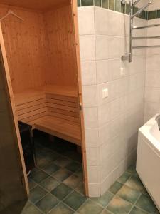 uma sauna na casa de banho com um chuveiro em Utsikten i Sälens by em Sälen