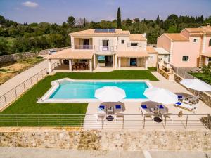 een luchtzicht op een villa met een zwembad bij Villa Johnnie in Corfu-stad