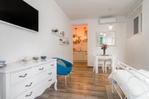 TV a/nebo společenská místnost v ubytování Adriatic Apartments