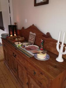 una mesa de madera con un pastel y velas. en Vekhyttegården, en Fjugesta