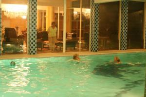 un grupo de personas en una piscina en Hotel Daisy Budget, en Cracovia