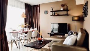 ein Wohnzimmer mit Sofa und Tisch in der Unterkunft Unixx by GL in Pattaya South