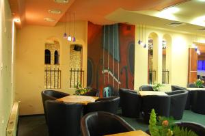 a restaurant with tables and chairs in a room at Hotel Zajazd Piastowski in Kazimierz Dolny