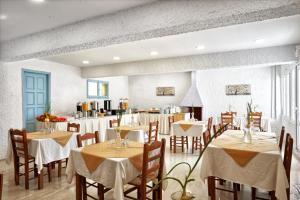 Un restaurante o sitio para comer en Zorbas Hotel Santorini