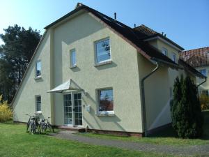 a house with bikes parked in front of it at Gartenstraße 40d in Ostseebad Karlshagen