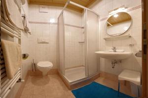 コルフォスコにあるApartments Chalet Ciufdltonのシャワー、トイレ、洗面台を備えたバスルーム +30枚の写真