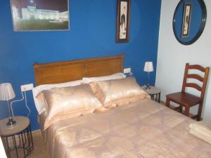 クエンカにあるCuencaloft el patio de Pipoの青い壁のベッドルーム1室(大型ベッド1台付)