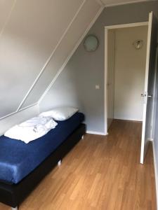 Een bed of bedden in een kamer bij 't Hulzen 55 or 61 Winterswijk