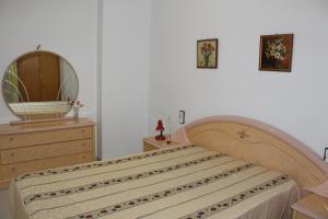 トレビエハにあるHabaneras Vistamarのベッドルーム1室(ドレッサー付きベッド1台、鏡付)