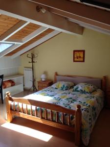 - une chambre avec un lit en bois dans l'établissement Residenza Paradiso, à Agra