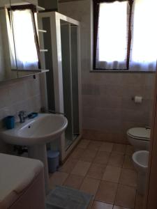 La salle de bains est pourvue d'un lavabo et de toilettes. dans l'établissement Residenza Paradiso, à Agra