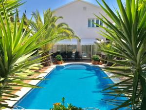 Bazén v ubytování Villa Rosa Sitges nebo v jeho okolí