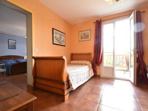 FaverollesにあるStylish Apartment Near Beachのベッドと大きな窓のある寝室 +32枚の写真