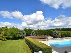 FaverollesにあるStylish Apartment Near Beachの庭のスイミングプール像