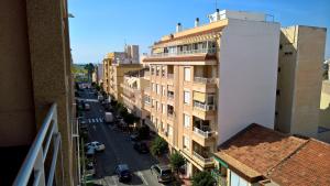 einen Luftblick auf eine Stadtstraße mit Gebäuden in der Unterkunft Sea and Relax Apartment By MM in Torrevieja