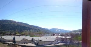 Blick auf eine Stadt mit Bergen im Hintergrund in der Unterkunft Les Olympiades in Bourg-Saint-Maurice