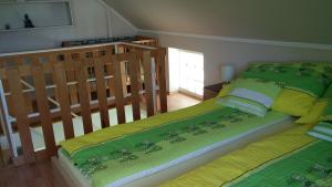 מיטה או מיטות בחדר ב-Zöld Sziget Apartman