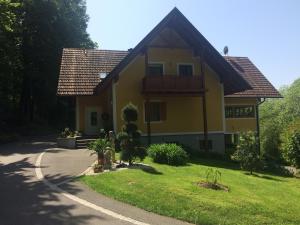 クレッヒにあるFerienwohnungen Urbanitschの黄色の家(バルコニー、私道付)