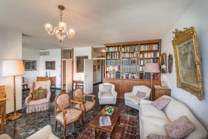 uma sala de estar com mobiliário e uma estante de livros em Ca Spirito Santo em Veneza