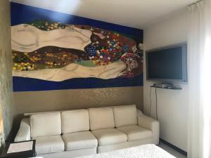 TV a/nebo společenská místnost v ubytování villa Orchidee Sardegna