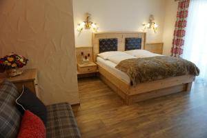 Un dormitorio con una cama grande en una habitación. en Das Haldensee, en Nesselwängle