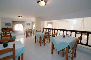 un ristorante con tavoli e sedie in una stanza di Hotel El Greco a Sitia