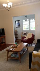 A seating area at Winston Cottage at Three Sisters