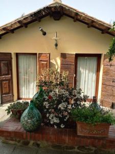 a house with two large vases in front of it at Osteria I'Casolare in San Giovanni Valdarno