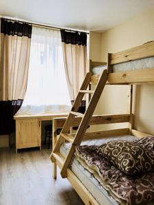 リヴィウにあるPid Vysokym Zamkomのベッドルーム1室(二段ベッド2台、窓付)が備わります。