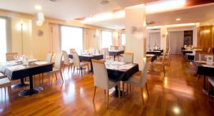 セゴルベにあるマリア デ ルナの黒いテーブルと白い椅子が備わるレストラン