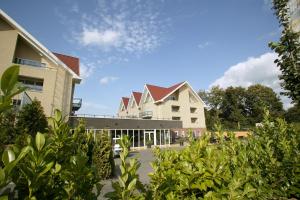 Blick auf die Vorderseite eines Gebäudes in der Unterkunft Hotel & Appartementen - De Zeven Heuvelen in Groesbeek