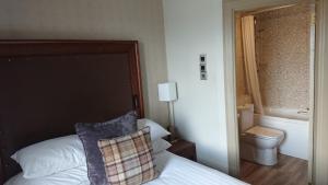 Postel nebo postele na pokoji v ubytování Cairngorm Hotel