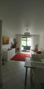 a living room with a couch and a table at Escale A L Amiraute in Saint-Valéry-sur-Somme