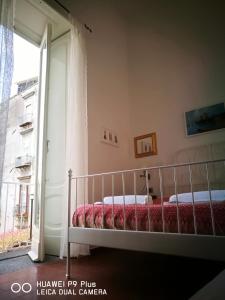 ナポリにあるLa Stanza a parteのベッドルーム(ベッド1台、窓付)