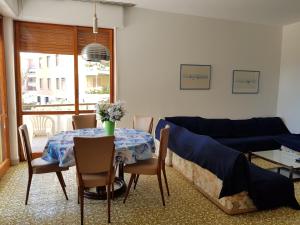 ein Wohnzimmer mit einem Tisch und einem Sofa in der Unterkunft San Lorenzo Grande in San Lorenzo al Mare