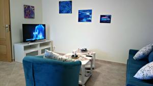 Una sala de estar con una mesa y un televisor. en Santa Luzia Dream, en Santa Luzia