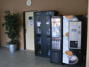 deux distributeurs automatiques installés côte à côte dans l'établissement Hostel Modrá, à Prague