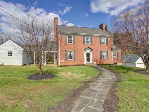 Gallery image of Home Sweet Home, Suite #2, near Liberty University, and Lynchburg Hospital, Deluxe Queen Size Bedroom in Lynchburg