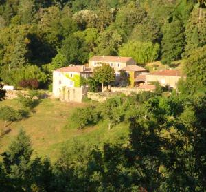 Vue aérienne d'une maison sur une colline dans l'établissement Le hameau de Robert, à Boucieu-Le-Roi